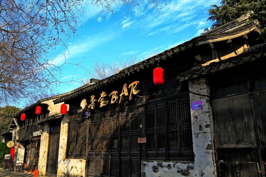 宿舍院结冰 社区及时清理